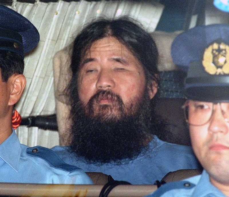 麻原彰晃(中)與12名奧姆真理教成員因為發動這起造成13人死亡、數千人受傷的攻擊事件,2004年遭判處死刑。圖為1995年9月麻原彰晃移送時的容貌。(檔案照片/共同社提供)