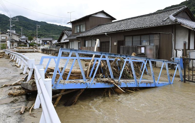 西日本與東日本多處降下紀錄性大雨,災情頻傳。(共同社提供)