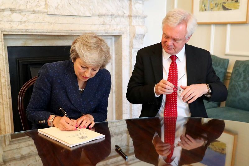 抗議英國首相梅伊(左)的脫歐政策不夠強硬,負責英國脫離歐盟談判事務的脫歐大臣戴維斯(右),8日晚間宣布請辭。(圖取自戴維斯臉書www.facebook.com)