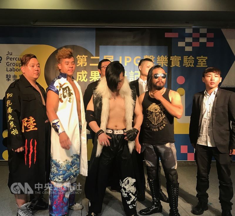 朱宗慶打擊樂團第二屆「JPG實驗室」中5組新生代實驗團隊,將打擊樂結合塔羅、職業摔角、魔術和電子互動等跨領域元素,開創打擊樂的新面向。中央社實習記者池羽婕台北攝 107年7月9日