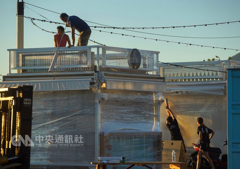 中央氣象局9日下午發布強颱瑪莉亞海上颱風警報,台北市政府晚上8時將啟動水門「只出不進」管制措施,大稻埕碼頭的貨櫃市集店家傍晚時將店面用塑膠膜包覆,準備移往安全處。中央社記者裴禛攝 107年7月9日