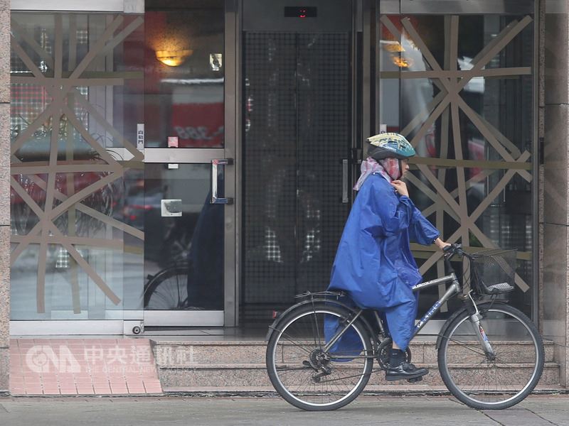 強烈颱風瑪莉亞來勢洶洶,台北市一棟大樓管委會10日用膠帶把玻璃門窗貼好,做好防災準備。中央社記者徐肇昌攝 107年7月10日