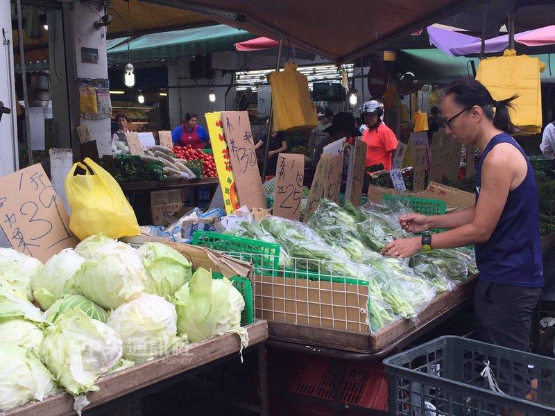強颱瑪莉亞逼近,傳統市場高麗菜一顆也攀上90元,逼近100元。中央社記者楊淑閔攝 107年7月10日