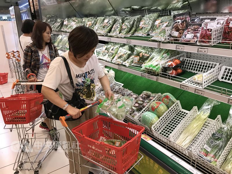 今年第8號颱風瑪莉亞暴風圈已經在10日傍晚5時觸陸,許多民眾晚上到量販店購買蔬菜,儲存食材防颱。中央社記者張新偉攝 107年7月10日