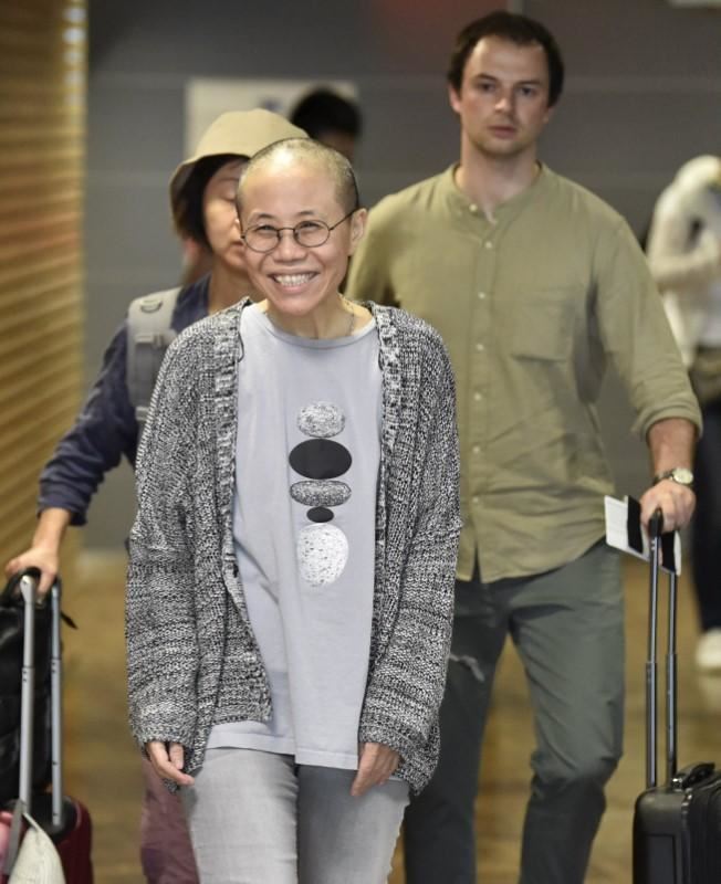 中國諾貝爾和平獎得主劉曉波遺孀劉霞(前)遭軟禁8年後,10日重獲自由,將在德國展開新生活。圖為劉霞抵達芬蘭赫爾辛基機場轉機時露出笑容。(路透社提供)