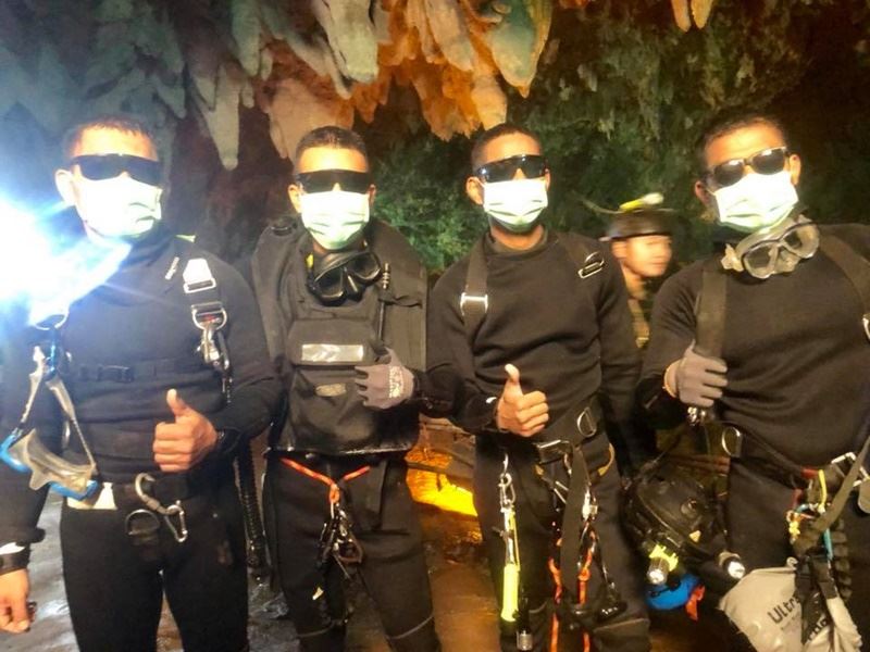 動員超過10國救援人力和上萬名軍警及志工,泰國救援受困睡美人洞穴少年球員和教練的行動10日終於大功告成。(圖取自Thai NavySEAL臉書粉絲專頁www.facebook.com/ThaiSEAL)
