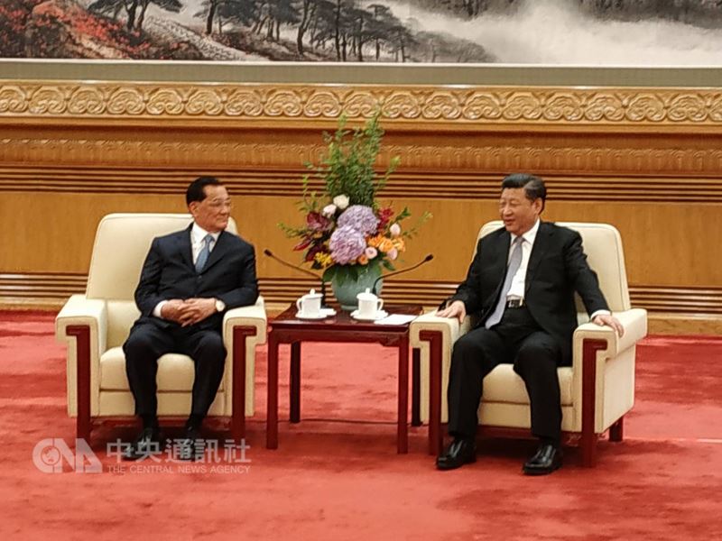 中國國家主席習近平(右)13日上午於北京人民大會堂會見前中國國民黨主席連戰(左)。中央社記者繆宗翰北京攝 107年7月13日