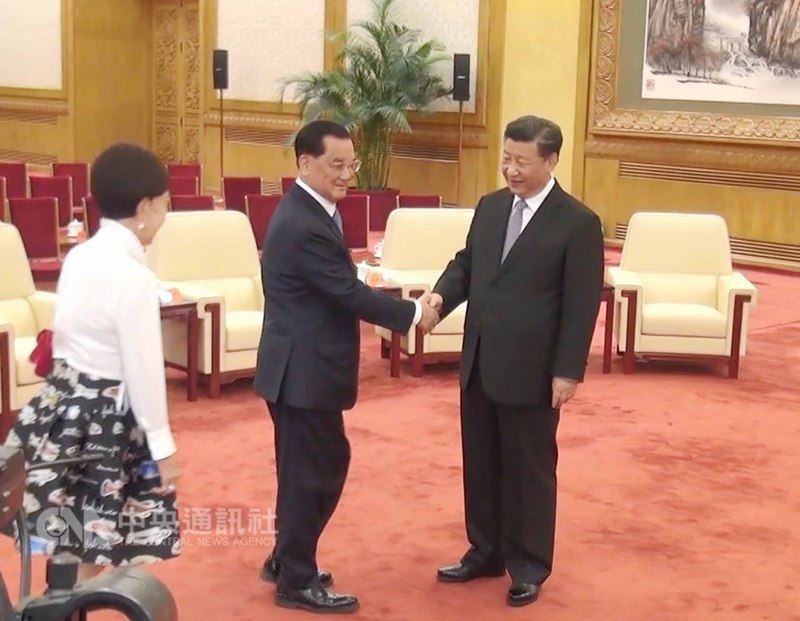 前國民黨主席連戰(中)與夫人連方瑀(左)13日上午於北京人民大會堂會見中共總書記習近平(右)。中央社記者繆宗翰北京攝 107年7月13日