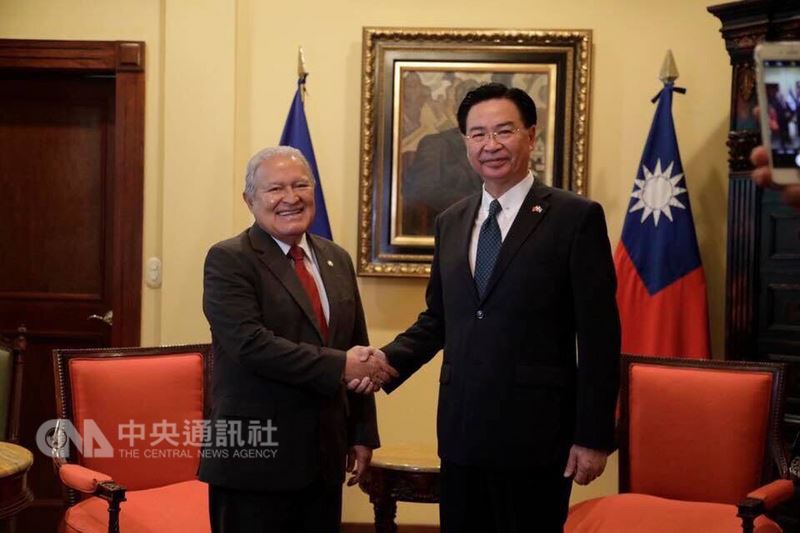外交部長吳釗燮(右)訪問中美洲友邦薩爾瓦多,當地時間13日晉見薩國總統桑契斯(Salvador Sanchez Ceren)。(外交部提供) 中央社記者侯姿瑩傳真 107年7月14日