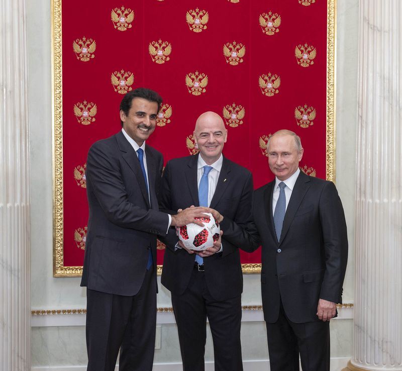 俄羅斯總統蒲亭（右）交出世界盃足球賽的主辦權，由主辦2022年下屆世界盃的卡達接下。圖左為卡達國王塔米姆，中間為國際足球總會主席英凡提諾。（檔案照片／安納杜魯新聞社提供）