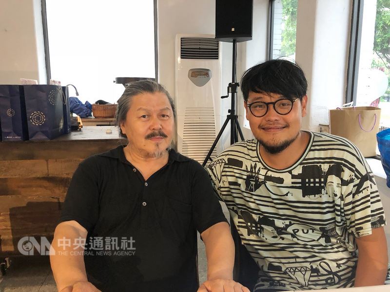 紐約市立大學美術館國際策展人朝倫.巴特爾(左)到台灣與何景揚見面,並親自送上邀請函,邀請何景揚到紐約策展。(何景揚提供)中央社記者劉冠廷傳真 107年7月20日