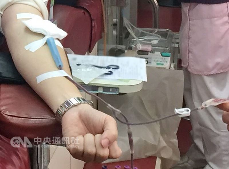 衛福部擬有條件開放男同志、曾吸毒者捐血,雖有民間團體支持,卻也遭受反對團體抨擊,因此20日宣布這項政策暫時喊卡。此為示意圖。(中央社檔案照片)