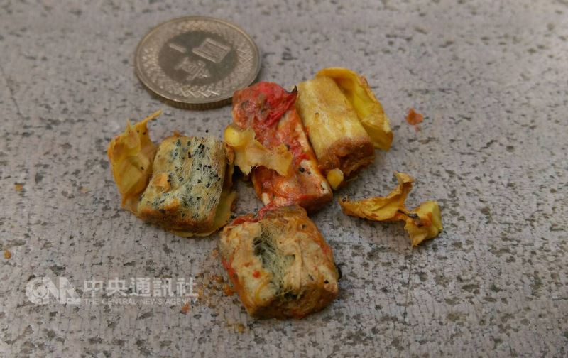 一頭與母熊走散的台灣黑熊小熊近日在花蓮南安瀑布附近出沒,21日還跑上省道。花蓮林管處已派獸醫及同仁到場監控,在現場發現的小熊排遺中發現都是姑婆芋且夾有菸蒂。(花蓮林管處提供)中央社記者李先鳳傳真 107年7月21日