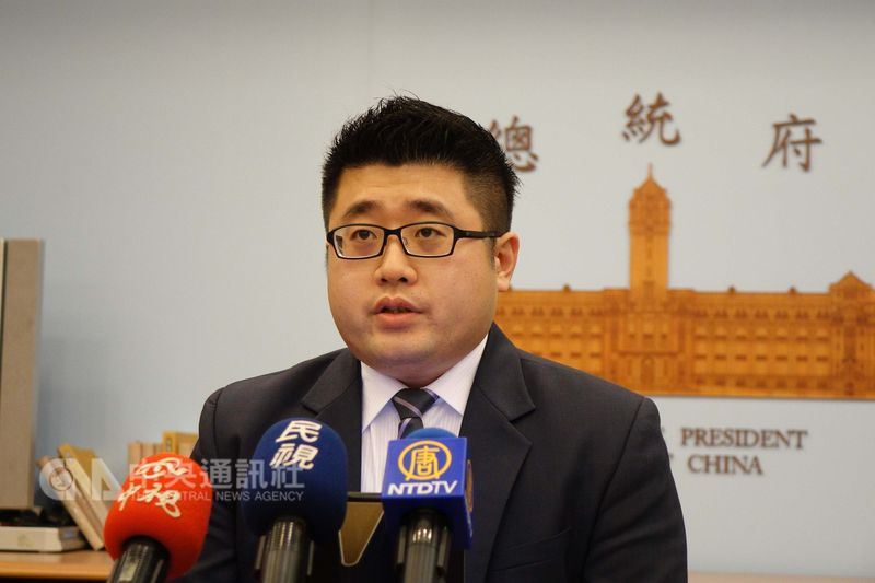 中國要求國際航空公司不得將台灣列為國家,總統府25日說,「不是任何打算從網路上更改名稱的企圖,就可以把我們的國家從世界上抹煞」。圖為總統府發言人林鶴明。(中央社檔案照片)