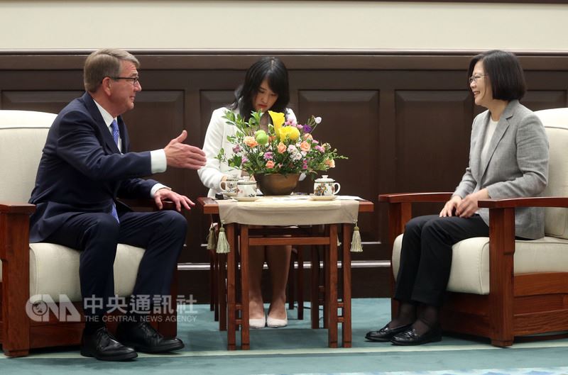 總統蔡英文(右)24日上午在總統府接見美國前國防部長卡特(Ashton Carter)(左),蔡總統說,台灣相信對話的力量,跟中國進行對話的善意不變,身為國際負責任的一員,台灣會持續維持兩岸與區域的和平穩定。中央社記者鄭傑文攝 107年7月24日