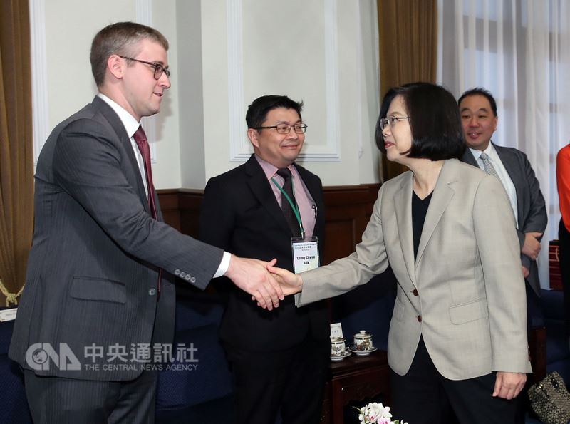 總統蔡英文(前右)25日在總統府接見「凱達格蘭論壇:2018亞太安全對話」外國學者,蔡總統指出,希望未來在大家共同努力之下,以民主自由價值為基礎的國際秩序,能夠長保亞太地區的和平、穩定跟繁榮。中央社記者鄭傑文攝 107年7月25日