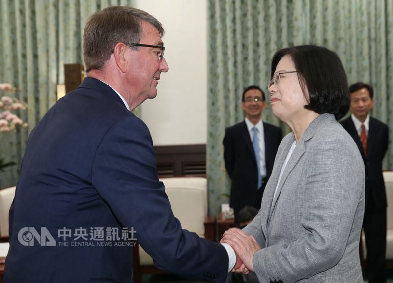 總統蔡英文(前右)24日在總統府接見美國前國防部長卡特(Ashton Carter)(左),蔡總統表示,近來中國持續打壓台灣,但台灣人民不會輕易屈服,「中國打壓台灣的力道越大,我們積極貢獻世界的決心也會更大」。中央社記者鄭傑文攝 107年7月24日