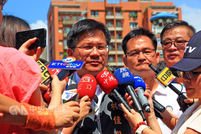 2019年東亞青年運動會遭停辦,台中市長林佳龍(左)25日受訪時表示,會盡所有努力提出申復,市府也會研究向國際體育仲裁法庭提出仲裁的可行性。中央社記者蘇木春攝 107年7月25日