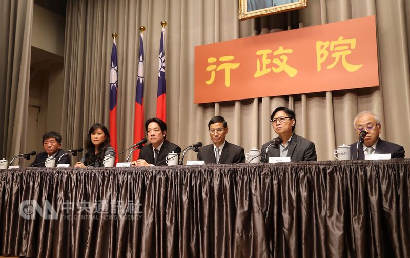 行政院院會後記者會26日上午在行政院新聞中心舉行,由行政院長賴清德(左3)主持,政務委員林萬億(右3)、行政院發言人Kolas Yotaka(谷辣斯.尤達卡)(左2)、教育部長葉俊榮(右2)、衛福部長陳時中(左)、主計總處主計長朱澤民(右)出席。中央社記者張皓安攝 107年7月26日