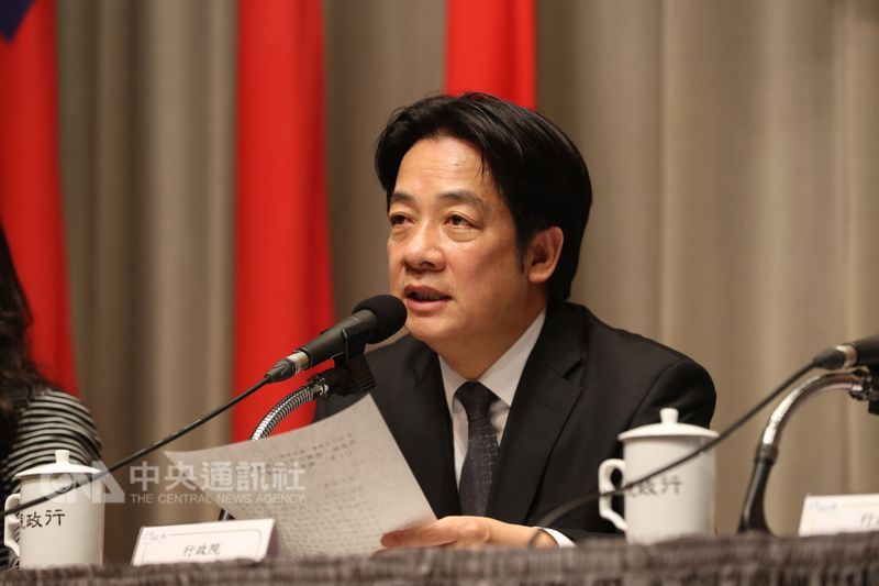 行政院長賴清德26日上午親自召開記者會,宣布家長若把孩子送至與政府簽約的準公共化保母或私托照顧,一般家庭每月補助0到2歲幼兒每人定額新台幣6000元。中央社記者張皓安攝 107年7月26日