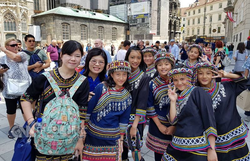南投縣民和國中濁岸合唱團代表台灣前往奧地利,參加「維也納世界和平合唱節」交流演出,在當地街頭快閃獻唱,讓世界更多人聽見台灣原住民天籟美聲。(南投縣教育處提供)中央社記者蕭博陽南投傳真 107年7月27日