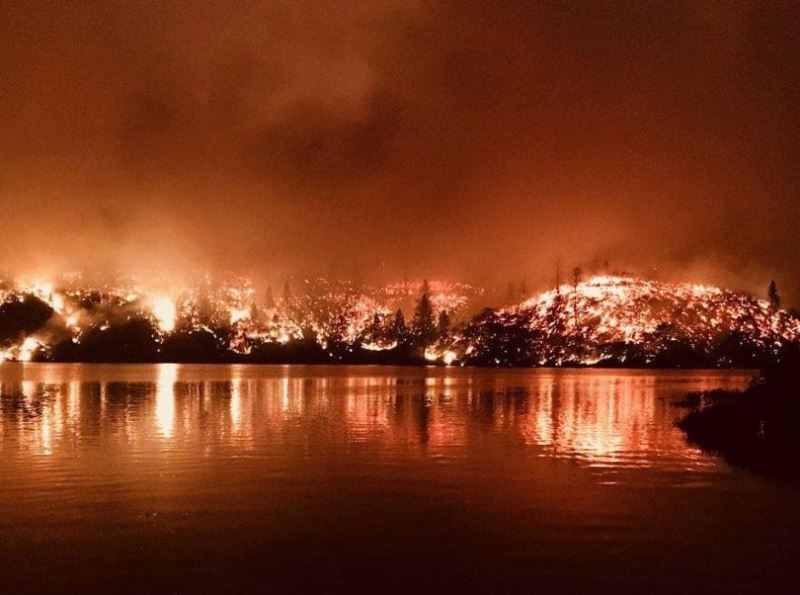 美國加州一連串野火奪6命,當局下令約3萬7000人撤離家園。(圖取自Cal Fire推特twitter.com/CAL_FIRE)