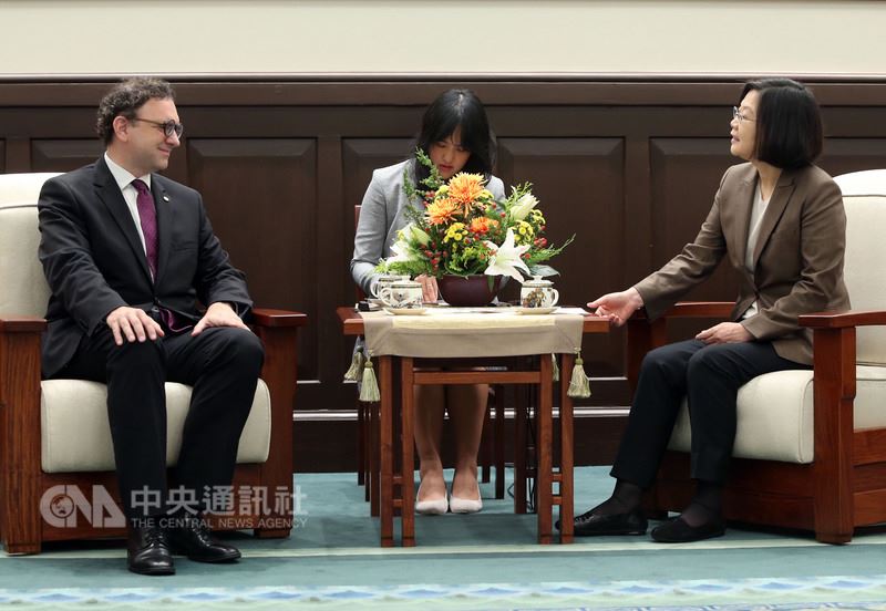 總統蔡英文(右)30日在總統府接見國際自由聯盟主席米洛維斯(Juli Minoves)(左)。蔡總統指出,中國近年來不斷打壓台灣,威脅台灣自由民主生活方式,但台灣不會在壓力底下屈服,將持續努力維持區域和平穩定。中央社記者鄭傑文攝 107年7月30日