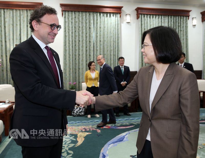 總統蔡英文(前右)30日上午在總統府接見國際自由聯盟主席米洛維斯(Juli Minoves)(前左),蔡總統表示,這些年來國際自由聯盟在米洛維斯帶領下有很多重要成果,像去年通過安道爾自由宣言,讓自由民主和人權價值更加發揚光大。中央社記者鄭傑文攝 107年7月30日