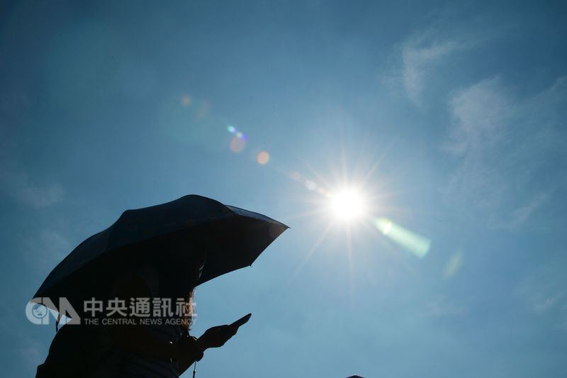中央氣象局日發布8月1日9縣市高溫燈號,並首次發出紅色燈號,提醒宜蘭仍可能再出現38度高溫。(中央社檔案照片)