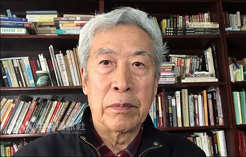 中國自由派退休教授孫文廣1日晚間在濟南家中接受美國之音中文節目電話連線訪談時,被管區員警破門而入並打斷發言。儘管孫文廣當場質疑,但仍在連線尚未結束下被員警帶走。(讀者提供)中央社 107年8月2日
