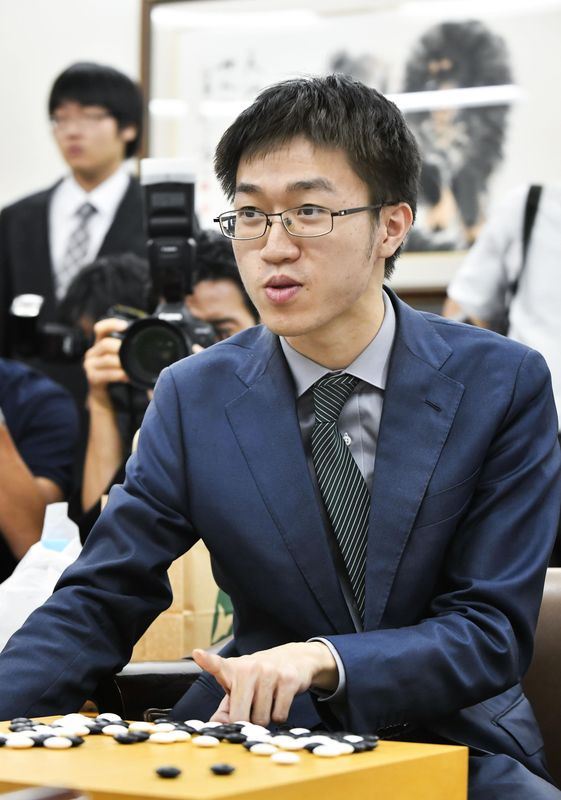 20歲旅日台灣棋士許家元3日以3連勝成績奪下日本圍棋界7大頭銜之一的碁聖頭銜,創史上最快奪冠紀錄。(共同社提供)