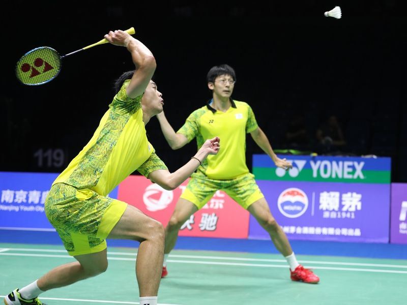 台灣羽球選手陳宏麟(後)、王齊麟(前)4日在世錦賽男雙4強戰,遭日本組合擊敗,獲得銅牌。(圖取自羽球世錦賽官網 bwfworldchampionships.com)
