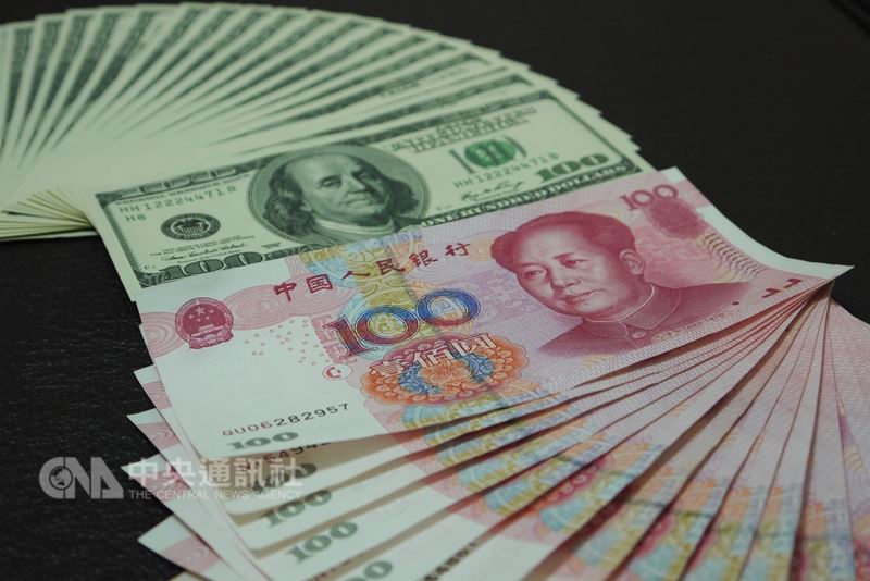 華府日前公布對中國2000億美元產品徵稅稅率由10%提高到25%,北京方面3日反擊,公告將對美方約600億美元商品,加徵25%、20%、10%、5%不等的關稅。圖為美元及人民幣。(中央社檔案照片)