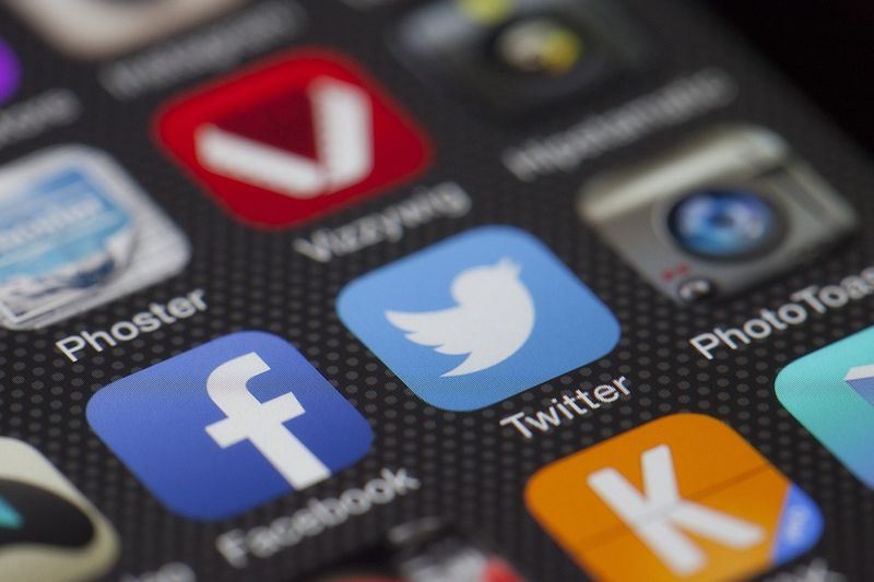 Facebook、Twitter等社群媒體巨擘近期股價暴跌,社群媒體公司的成長面臨瓶頸。(圖取自pixabay圖庫)