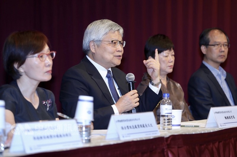 晶圓代工廠台積電6日在證交所召開重大訊息說明記者會,台積電總裁魏哲家(左2)親上火線對外說明病毒感染事件,並回覆媒體記者提問。台積電資深副總經理暨財務長何麗梅(右2)、台積電企業訊息處資深處長孫又文(左)、台積電資訊技術資深處長陳文耀(右)出席記者會。中央社記者吳翊寧攝 107年8月6日