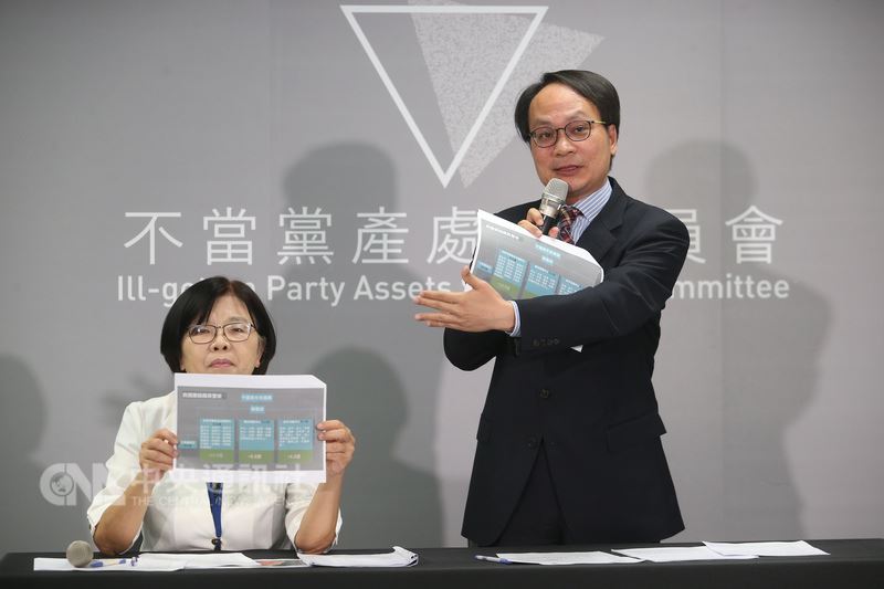 不當黨產處理委員會7日上午決議認定救國團為國民黨附隨組織,下午舉辦會後記者會。黨產會主委林峯正(右)、發言人施錦芳(左)說明。中央社記者吳家昇攝 107年8月7日