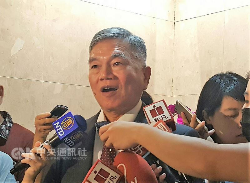 經濟部長沈榮津9日在部務會議前受訪,說明供電及美中貿易戰等議題,對於總統蔡英文要求成立的工(產)業國際投資公司,沈榮津表示可望在年底前成立。中央社記者廖禹揚攝 107年8月9日