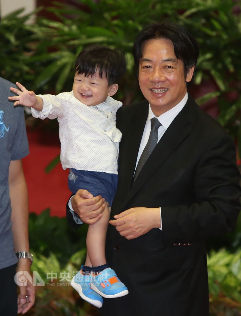 行政院親子日活動10日在行政院大禮堂舉行,院長賴清德(右)與員工孩子開心合影。中央社記者鄭傑文攝 107年8月10日