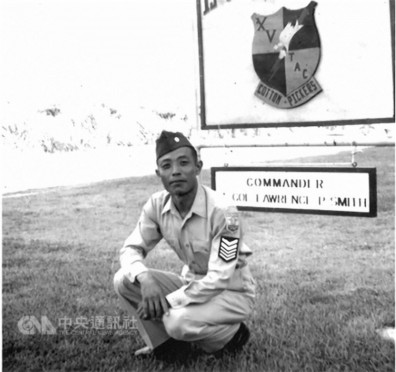 劉善榮士官長在民國48年於沖繩美軍基地接受20週的RF-101偵察機維護訓練,並於基地內留影。(家屬提供)中央社記者游凱翔傳真 107年8月12日