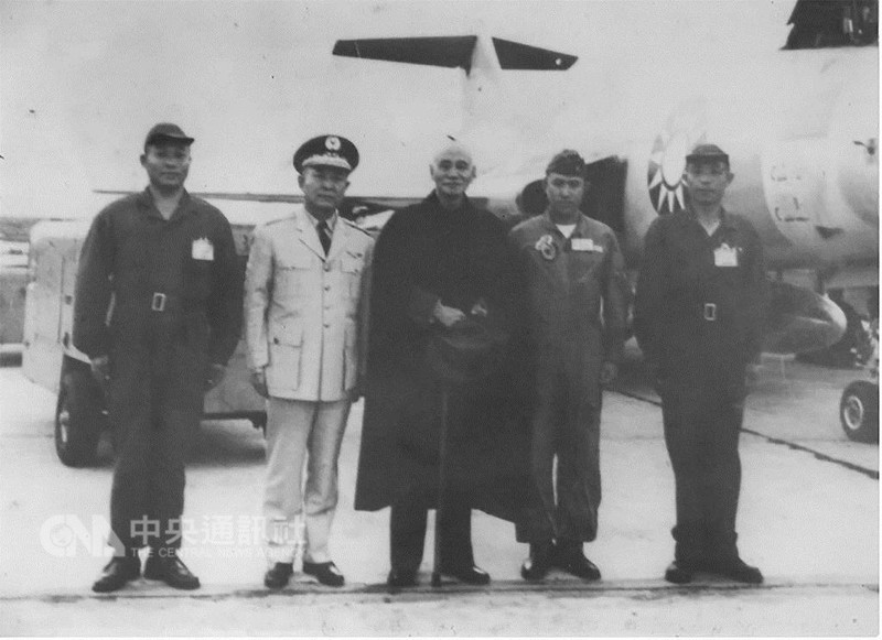 民國50年前總統蔣中正在RF-101偵察機前,與有功人員合照,其中包括劉善榮士官長(右1)。(家屬提供)中央社記者游凱翔傳真 107年8月12日