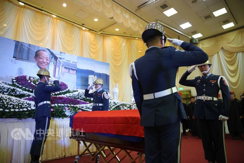 曾是黑貓中隊「地面裝備士官長」的劉善榮,於7月30日辭世、享壽97歲,9日舉辦告別式,覆旗官將國旗覆蓋在劉善榮棺木上,空軍儀隊也敬禮,場面莊嚴隆重。中央社記者游凱翔攝 107年8月12日