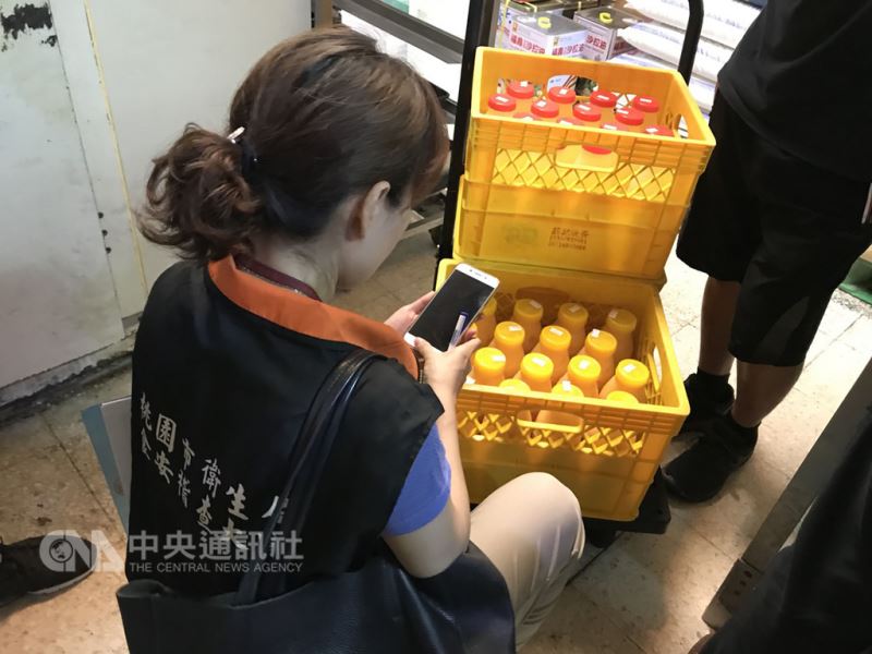 桃園市政府衛生局表示,查獲元山蛋品有限公司收購牧場疑似變質、腐敗雞蛋後,再利用例假日將這些雞蛋加工成液蛋產品,現場共計封存1620.5公斤並命業者暫停作業。(桃園市政府衛生局提供)中央社記者吳睿騏桃園傳真 107年8月12日
