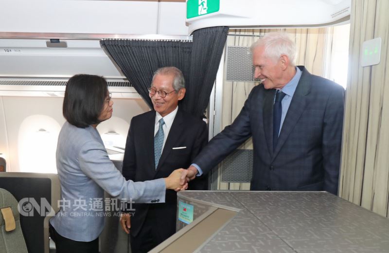 總統蔡英文(左)12日展開「同慶之旅」,出訪友邦巴拉圭和貝里斯,當地時間12日下午抵達美國洛杉磯過境,美國在台協會(AIT)主席莫健(James Moriarty)(右)、駐美代表高碩泰(中)登機迎接。中央社記者裴禛洛杉磯攝 107年8月12日