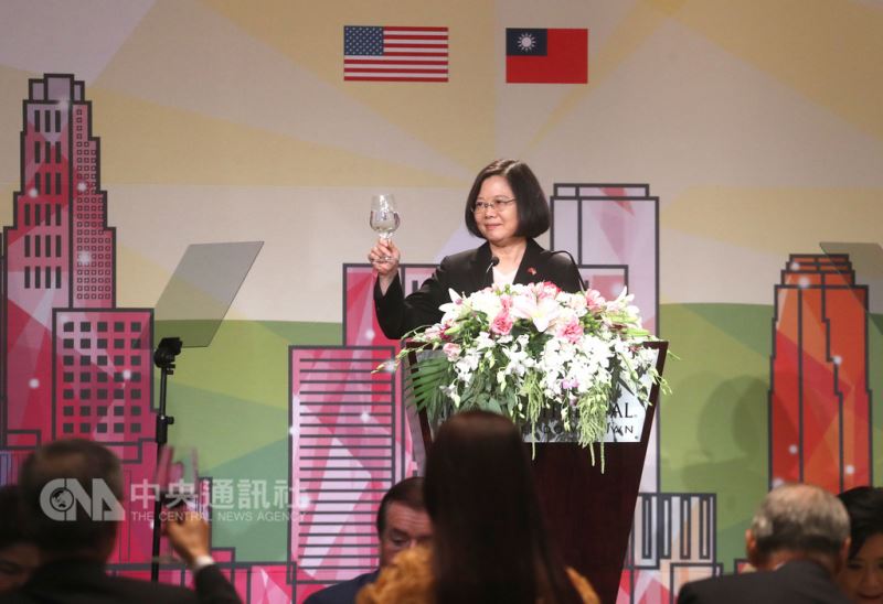 總統蔡英文(後)展開「同慶之旅」,出訪友邦巴拉圭和貝里斯,當地時間12日飛抵美國洛杉磯過境,晚間出席僑宴,向僑胞與來賓舉杯致意。中央社記者裴禛洛杉磯攝 107年8月13日