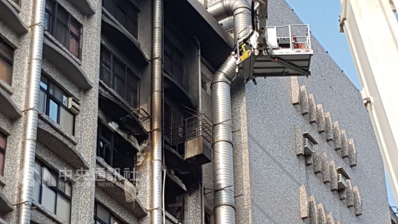 位於新莊區的衛福部立台北醫院7樓安寧病房,13日凌晨發生火警,新北市消防局獲報到場控制火勢。 中央社記者王鴻國攝 107年8月13日