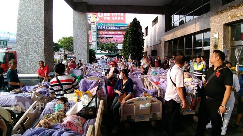 位於新莊區的衛福部立台北醫院7樓安寧病房13日凌晨發生火警,新北市消防局獲報到場控制火勢並疏散病患。(翻攝畫面)中央社記者林長順傳真 107年8月13日