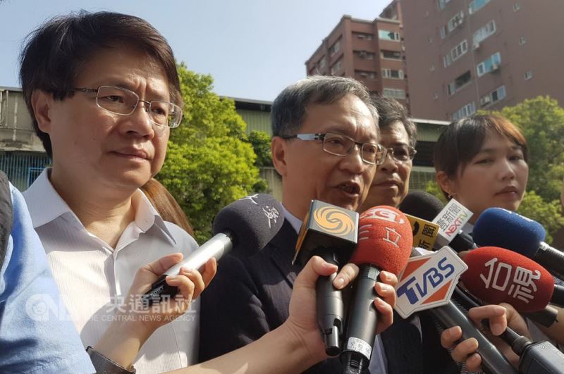 位於新北市新莊區的衛生福利部台北醫院13日發生重大火警,衛福部次長薛瑞元(左2)前往現場向全國民眾道歉,並肯定新北市政府消防局救災處置作為。中央社記者王鴻國新北攝 107年8月13日
