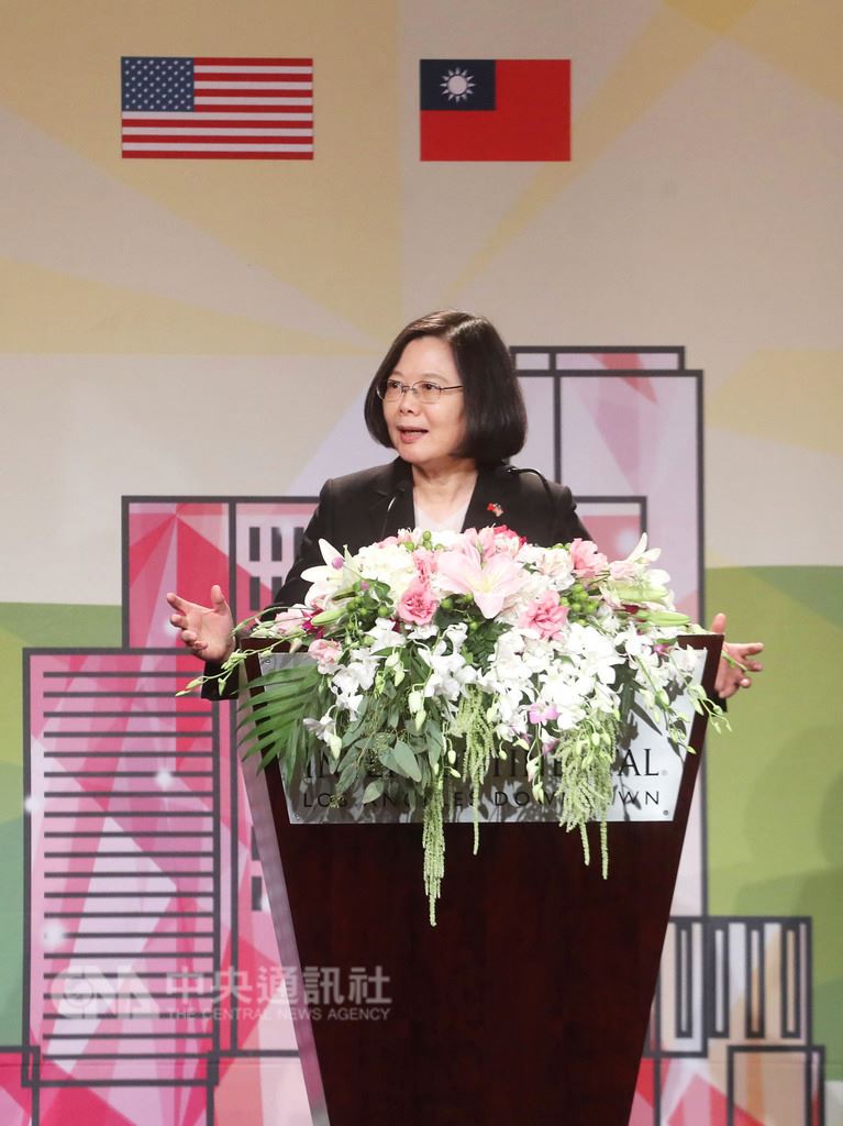 總統蔡英文展開「同慶之旅」,出訪友邦巴拉圭和貝里斯,當地時間12日飛抵美國洛杉磯過境,晚間出席僑宴,感謝僑胞支持。中央社記者裴禛洛杉磯攝 107年8月13日