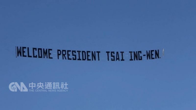 台僑租用的小飛機,拖曳WELCOME PRESIDENT TSAI ING-WEN英文橫幅,在總統下榻飯店的上空盤旋。中央社記者曹宇帆攝 107年8月13日