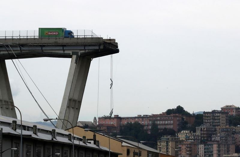 義大利熱那亞市附近一座高架橋14日在暴風雨中部分斷落,不少車輛自近100公尺的高度落下。(路透社提供)